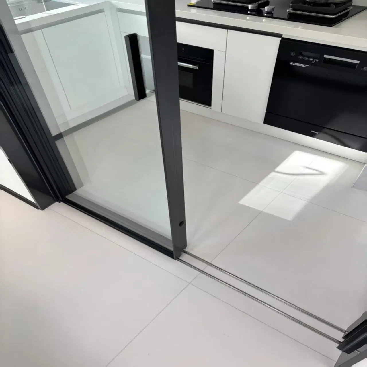 9. High Quality Interior Security Aluminium Sliding Glass Pivot Door Narrow Frame Easy-to-Clean for Living Room