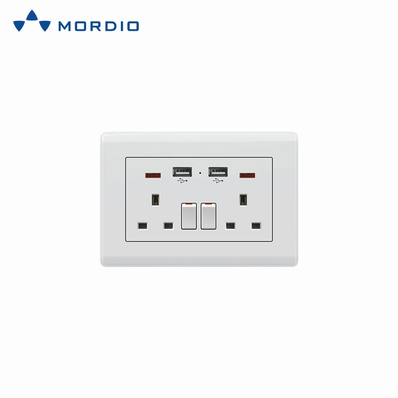 13 um Soquete de Parede Branco com Carregamento Rápido em Formato Quadrado com Duas Portas USB de Carregamento 2.1 um 5V