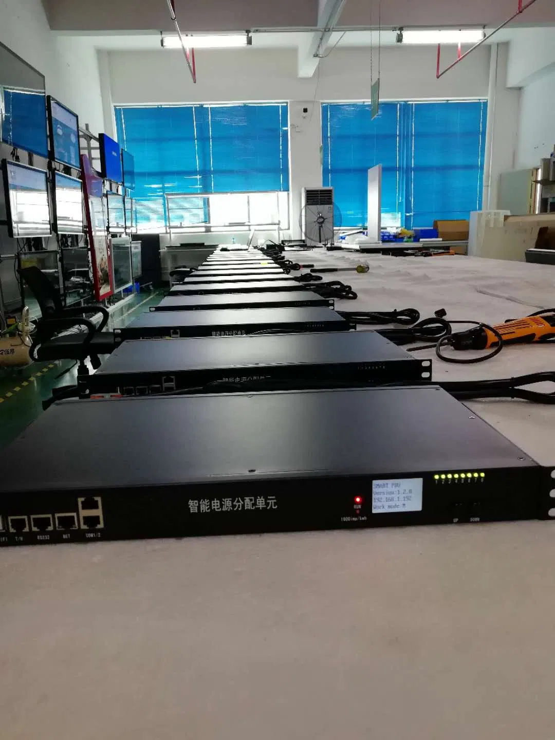 16A/32A Filtro de Linha de Alta Potência — 8-Outlet Tomada de Gabinete (Fiação Própria)