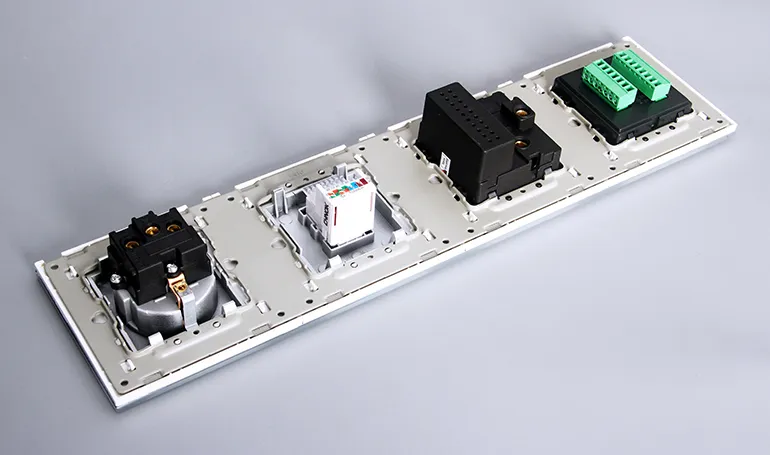 Tomada de Parede Europeia com Interruptor de Botão Pressionável para Carregamento USB+Tipo C em Vidro Temperado Branco 4