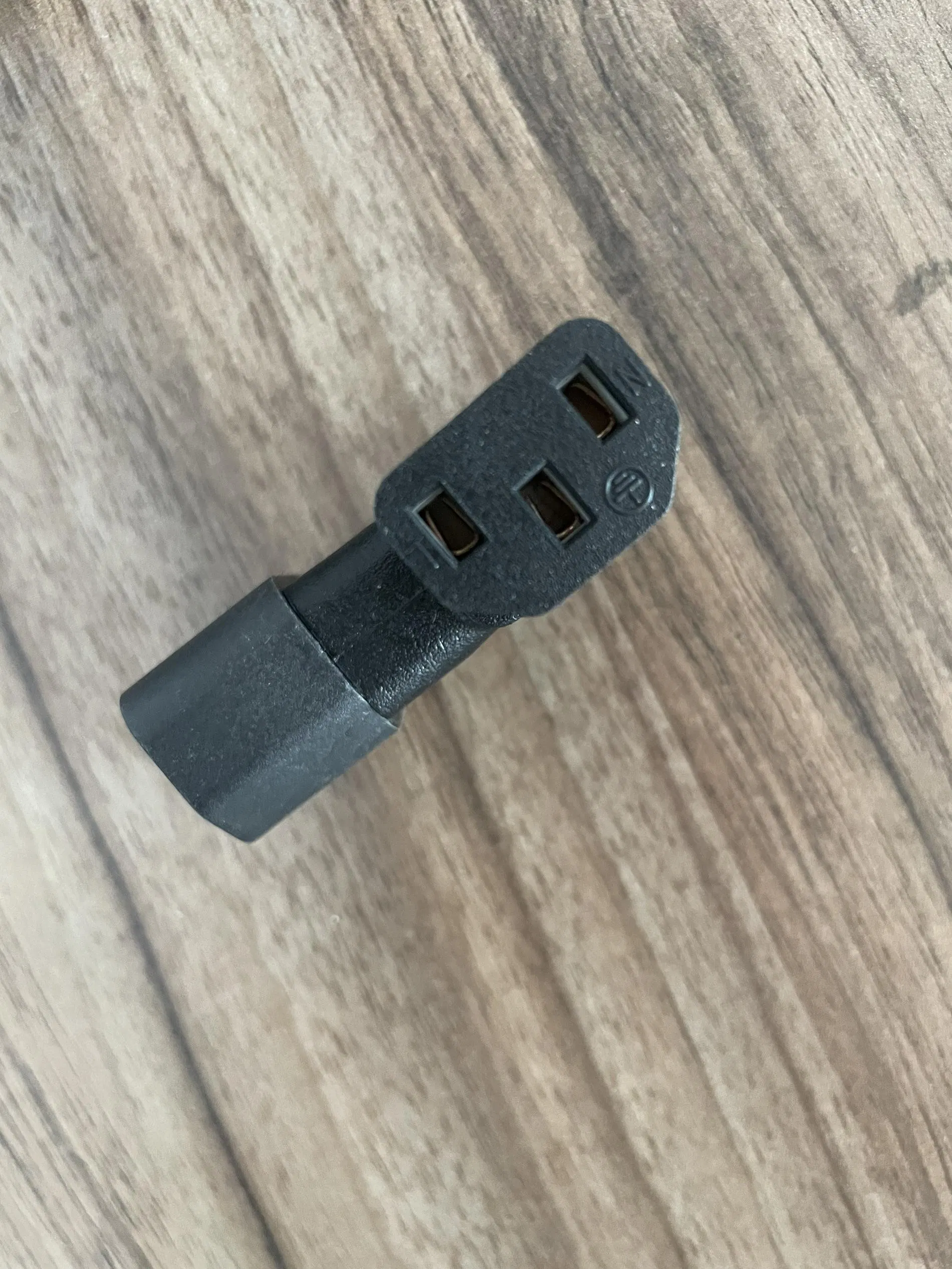 Conector Adaptador Angulado C13 C14