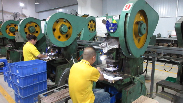 Estampagem de metal — processo de puncionamento para fabricação de contatos elétricos SCV Electric