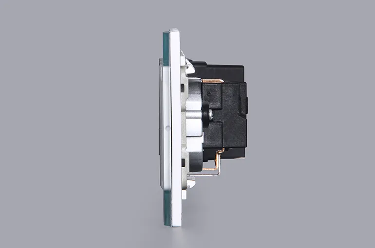 Tomada de Parede Europeia com Interruptor de Botão Pressionável para Carregamento USB+Tipo C em Vidro Temperado Branco 4