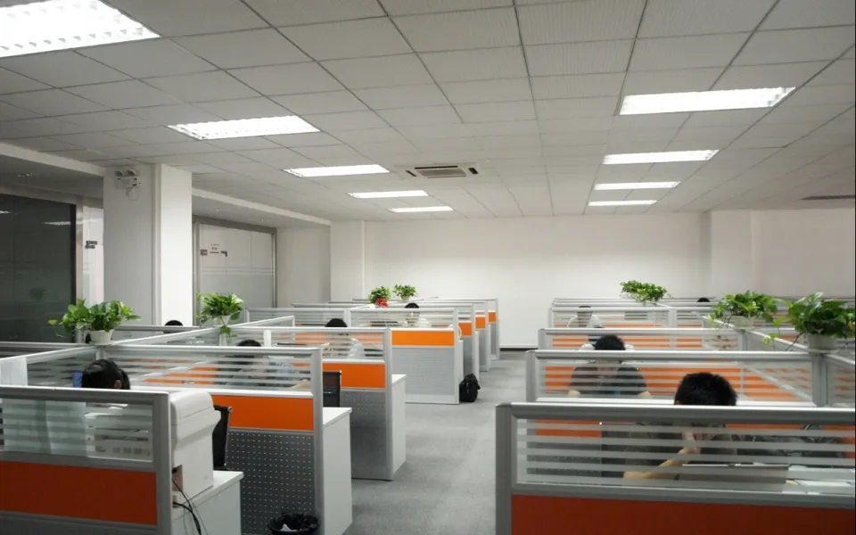 6-Outlet Protetor de Surto de Metal Pesado com Braçadeiras de Montagem
