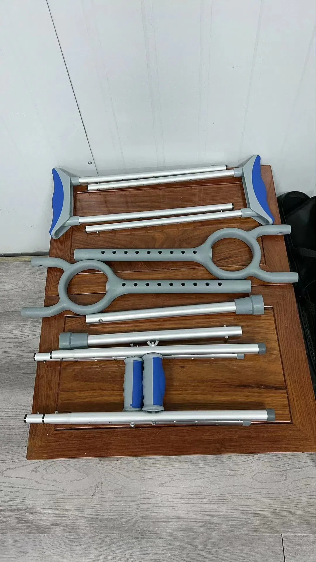 China Wholesale Medical Adjustable Aluminum Alloy Walking Crutches