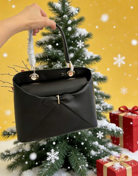 It Is Full of Retro and a Sense of Luxury, and Can Be Easily Worn for Both Casual and Formal Occasions.