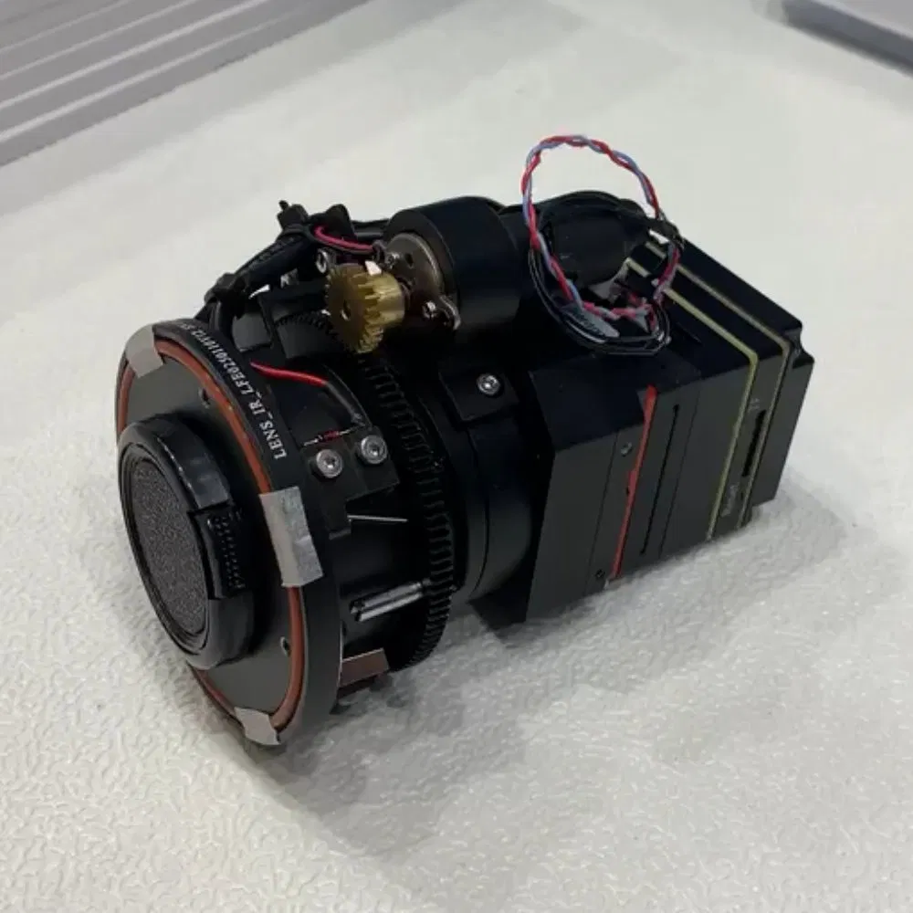 Athermalized Prime &amp; Electric Focusing Lenses Supported Continuous Zoom Auto-Focus Infrared System