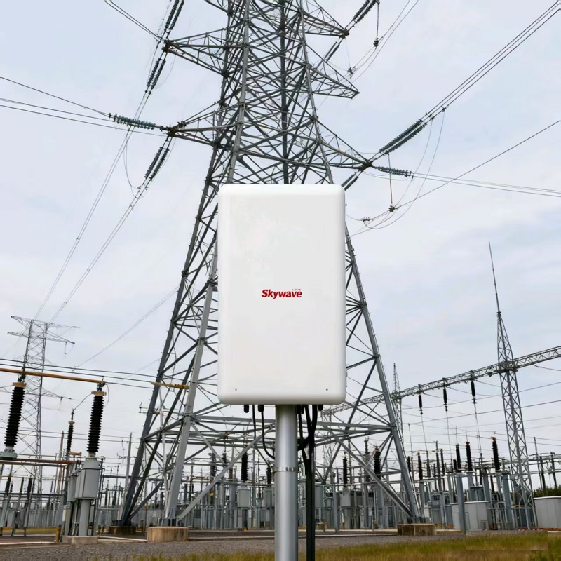 Compact Outdoor Carrier-Grade Antenna-Integrated Wireless Base Stations for Urban Deployment