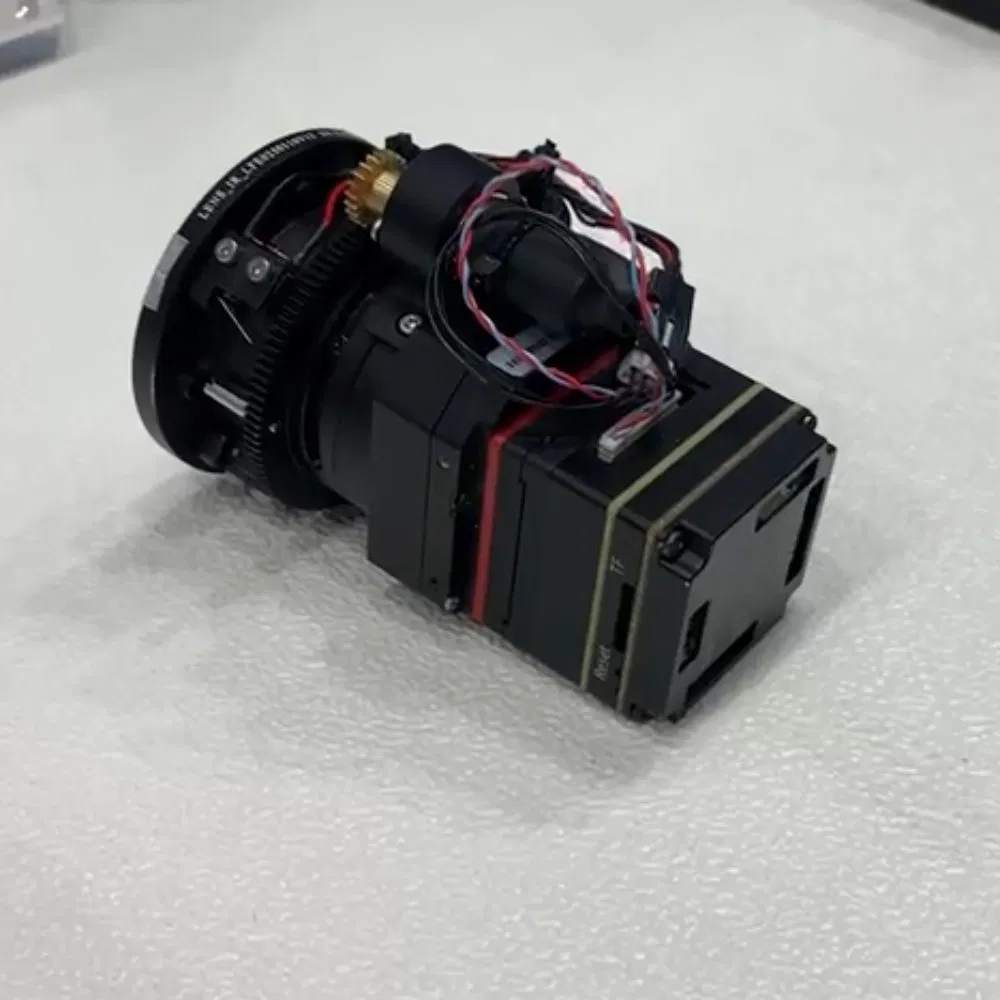 Athermalized Prime &amp; Electric Focusing Lenses Supported Continuous Zoom Auto-Focus Infrared System