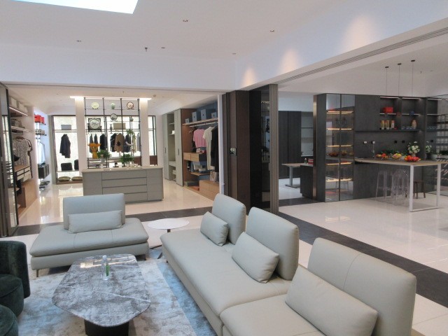 Panic exit devices and push bar hardware for emergency exits