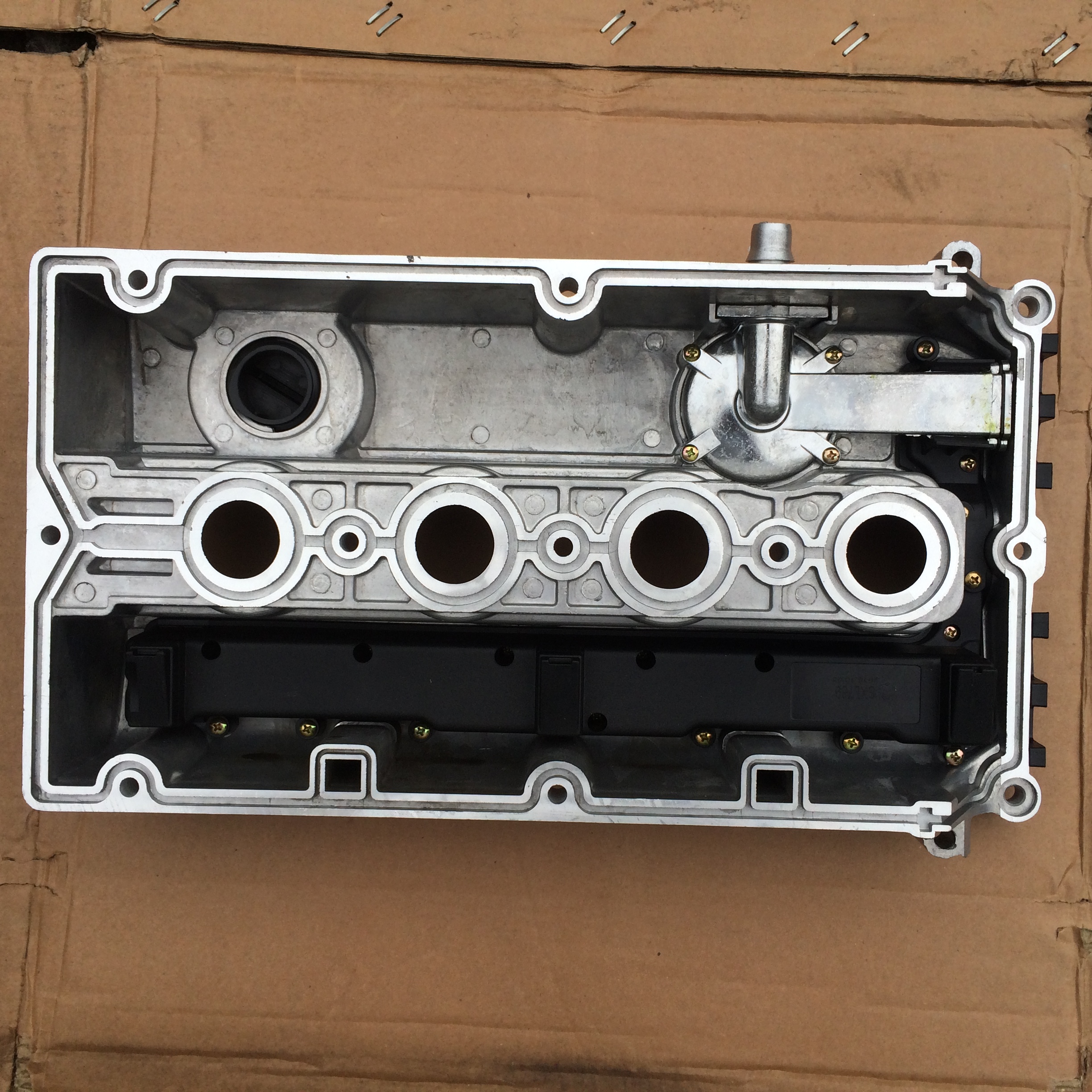 Auto Part Engine Valve Cover 55564395 Aluminum Cover with Gasket 55354237 for Chevrolet Cruze 1.6 1.8 Opel Astra