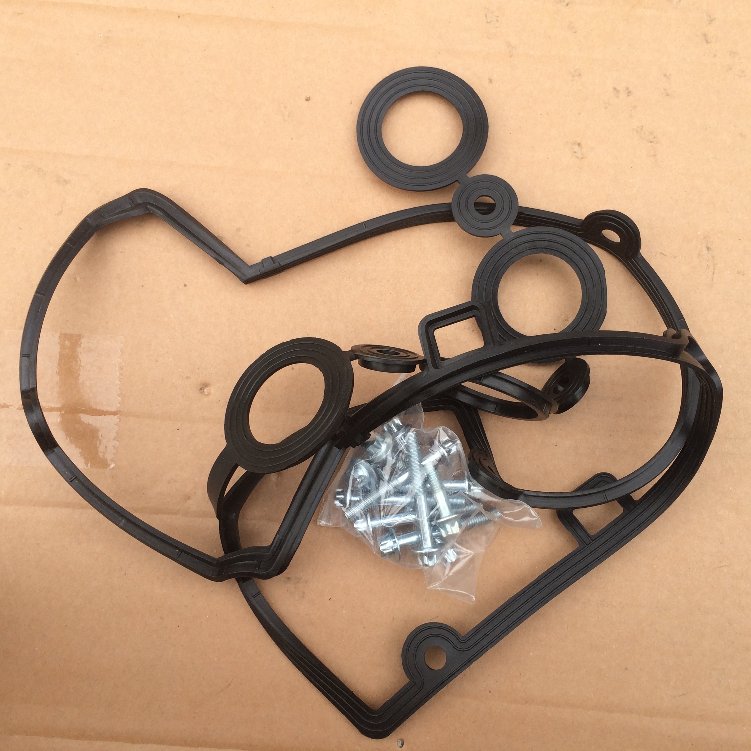 Auto Part Engine Valve Cover 55564395 Aluminum Cover with Gasket 55354237 for Chevrolet Cruze 1.6 1.8 Opel Astra