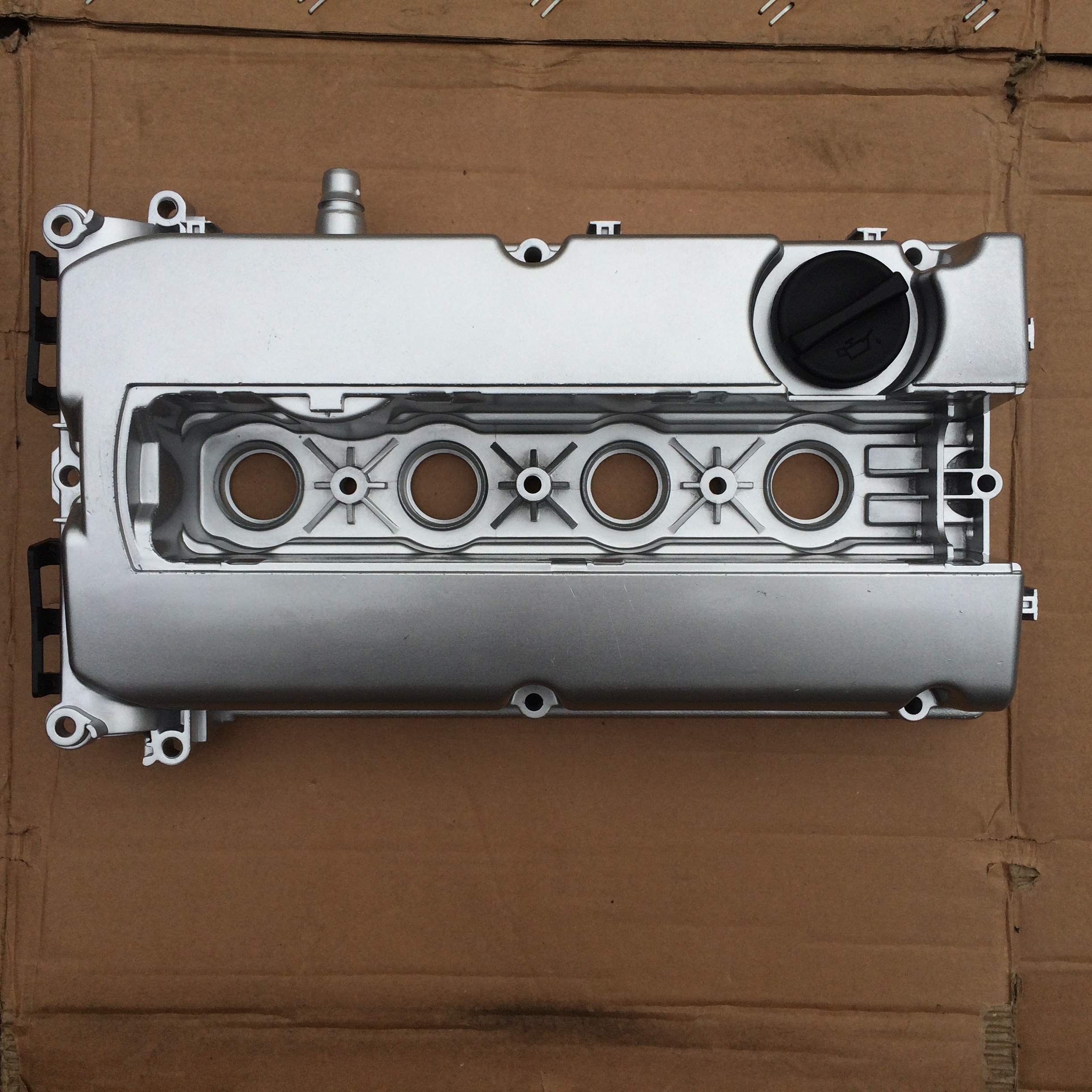Auto Part Engine Valve Cover 55564395 Aluminum Cover with Gasket 55354237 for Chevrolet Cruze 1.6 1.8 Opel Astra