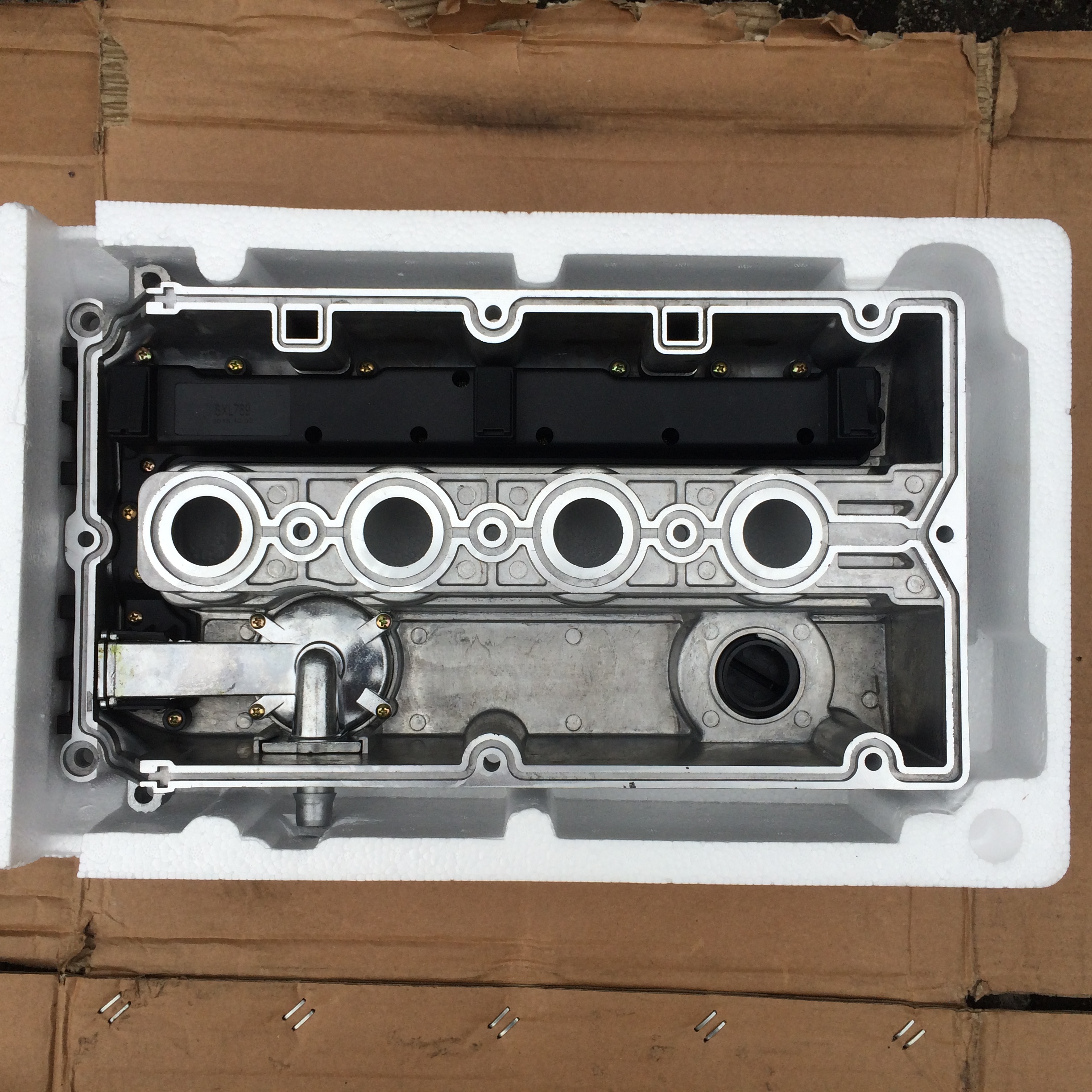 Auto Part Engine Valve Cover 55564395 Aluminum Cover with Gasket 55354237 for Chevrolet Cruze 1.6 1.8 Opel Astra