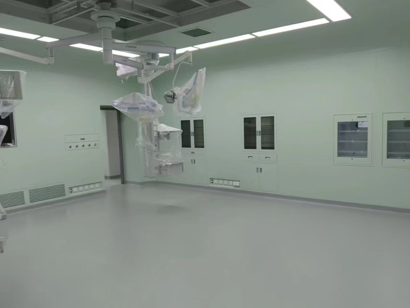 2025 New Modular Operating Room Laminar Flow Surgical Theater Hospital Clean Room with HEPA Filter Class100-10000 Mobile Design