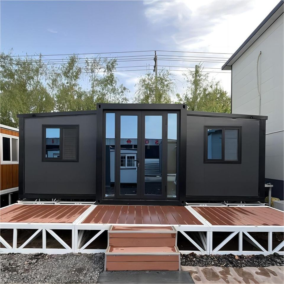 Expandable container house layout