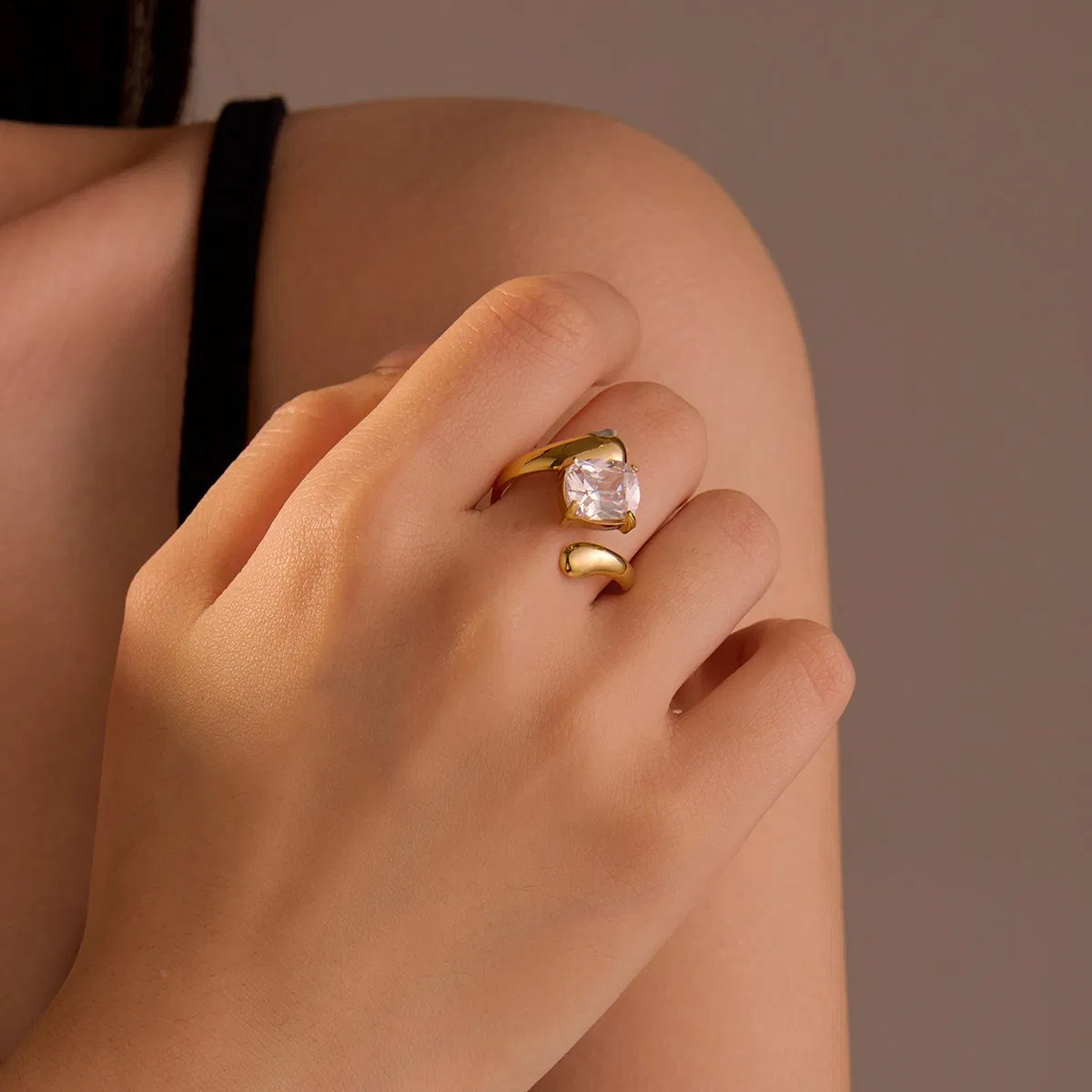Luxury 18K Gold Fine Jewelry Collection-18K Stainless Steel Wedding Bands Fashion Rings for Gifts Parties Anniversaries Inlay