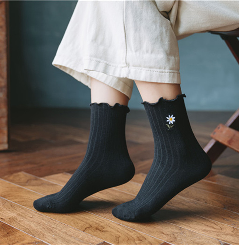 Wholesale Spring Antumn New Fashion Beautifully Embroidered Small Floral Cotton Women's Socks With Curled Loose