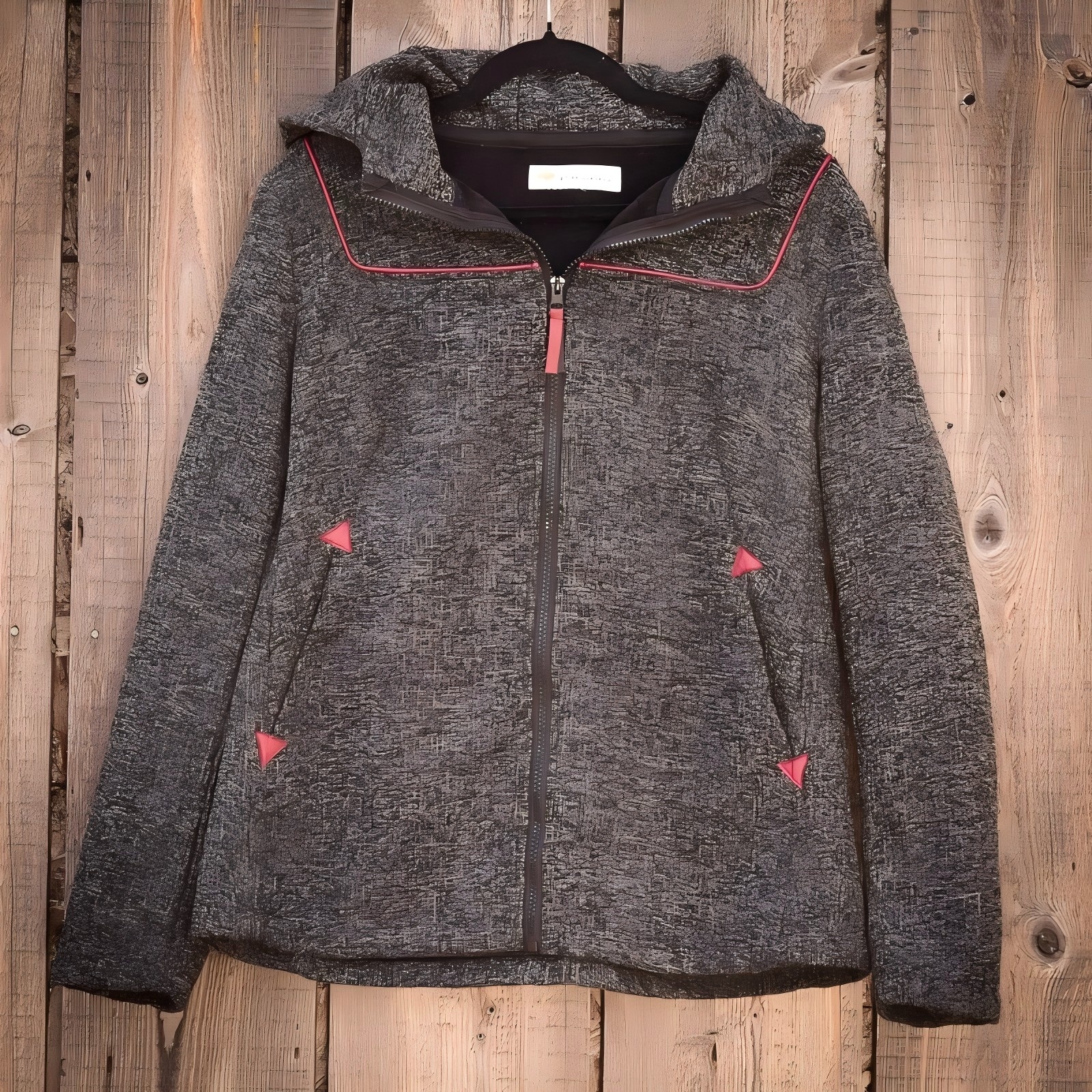 Sustainable Breathable Hooded Fleece Jacket with Zipper Closure for Women