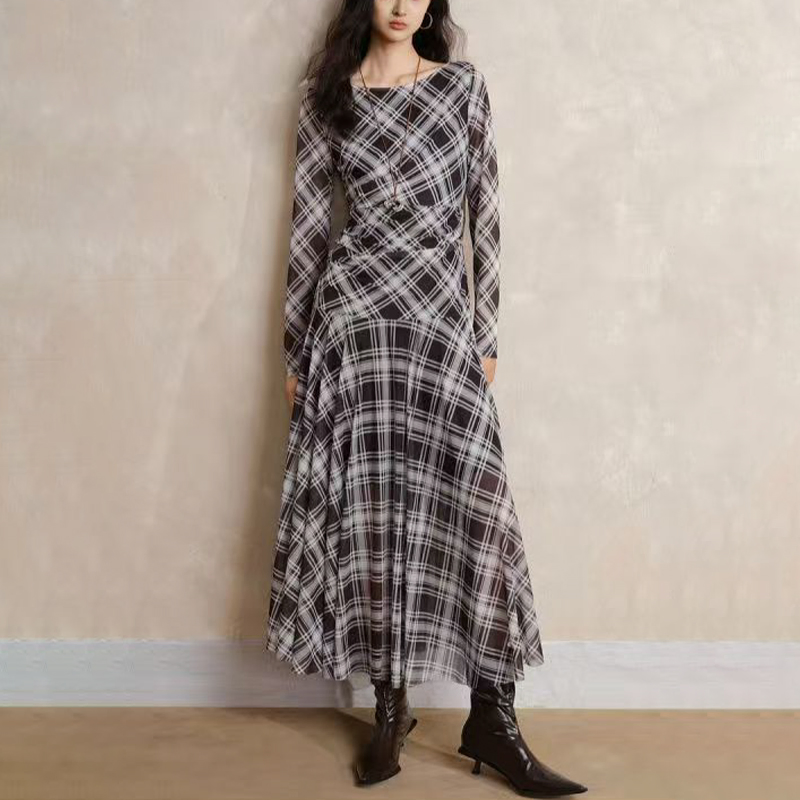 Elegant Vintage Checkered Long Dress for Fall Fashion