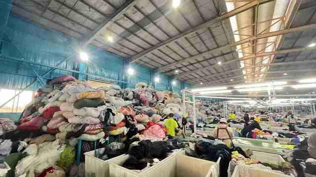 Guangzhou Setor Fashion factory floor — women's apparel manufacturing facility