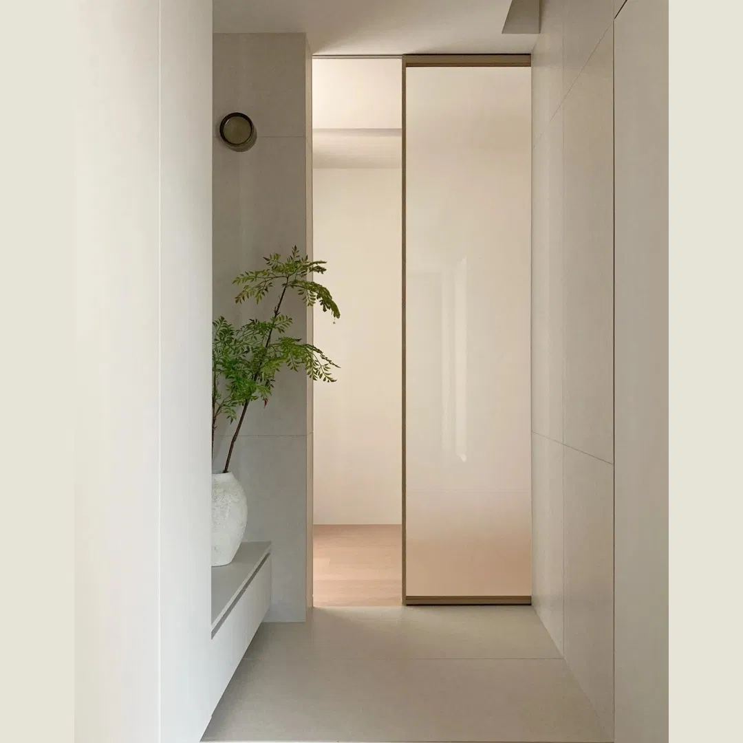 China Wholesale Stylish Ghost Aluminium Sliding Door Modern Minimalist Frameless Style Wear Resistant Sliding Door for Villa Resort Turnkey Works