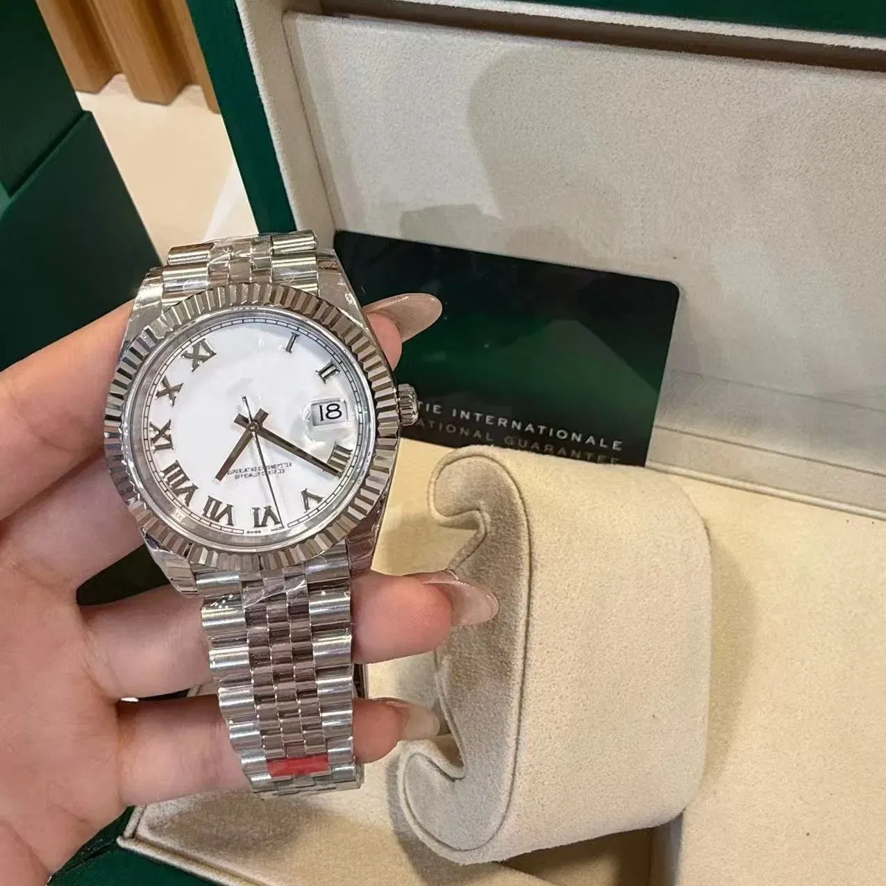 Wholesale Vs Factory Cleaning 1: 1 Replica Sapphire Mirror Luxury Brand Movement with Crown Wristwatch