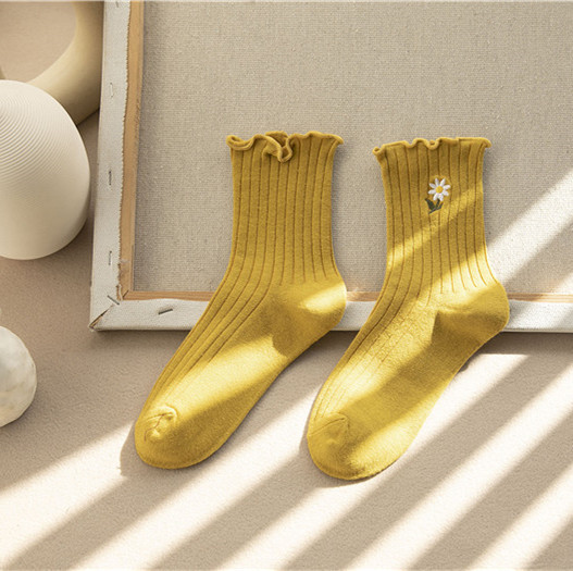 Wholesale Spring Antumn New Fashion Beautifully Embroidered Small Floral Cotton Women's Socks With Curled Loose