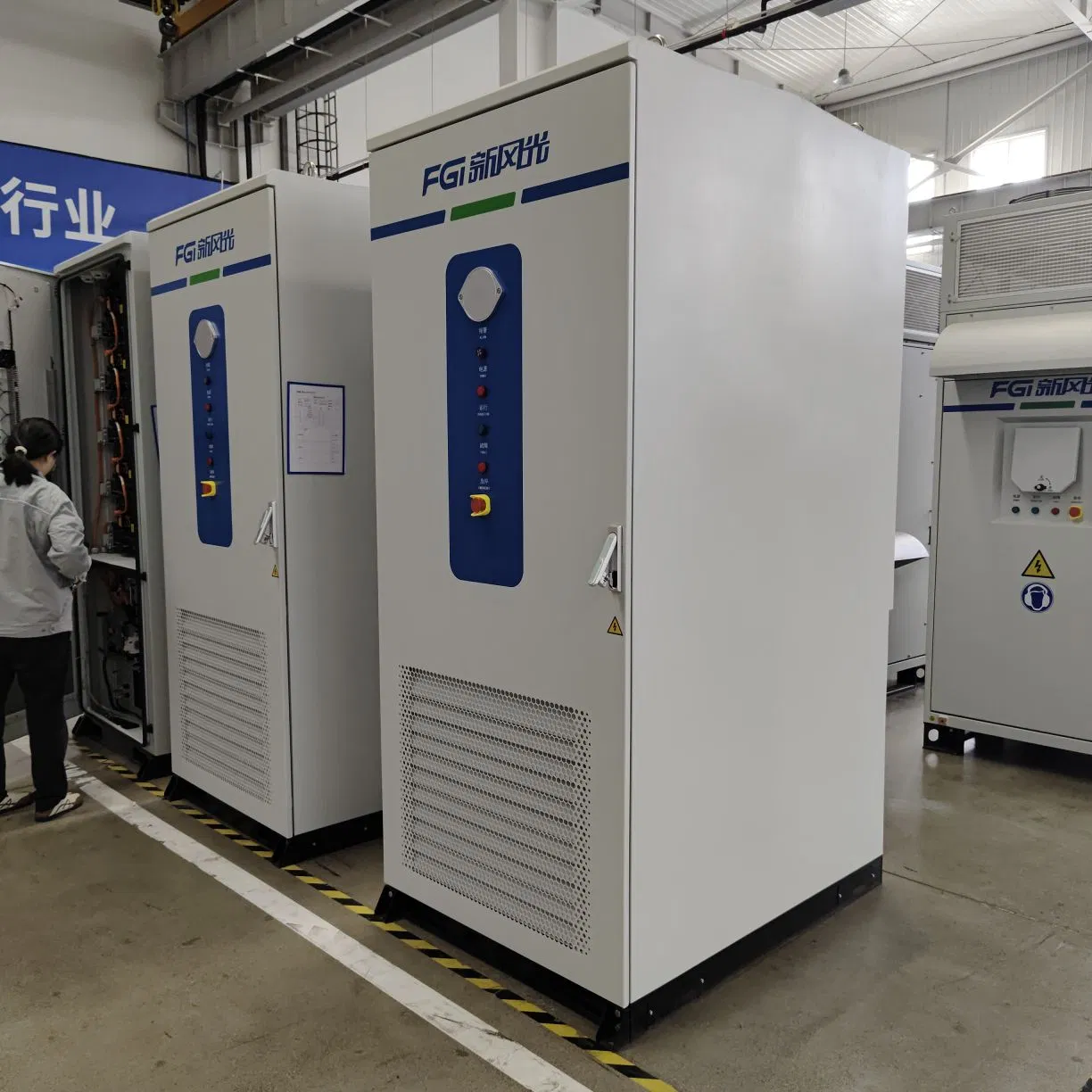 Sistema de Almacenamiento de Energía de Enfriamiento Líquido Comercial e Industrial LiFePO4 Energía Renovable Red Inteligente Respuesta a la Demanda 125kw 261kwh Armario Integrado Bess