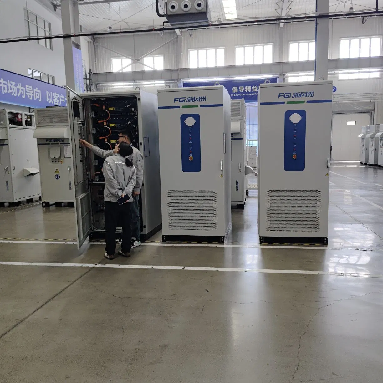 Sistema de Almacenamiento de Energía de Enfriamiento Líquido Comercial e Industrial LiFePO4 Energía Renovable Red Inteligente Respuesta a la Demanda 125kw 261kwh Armario Integrado Bess