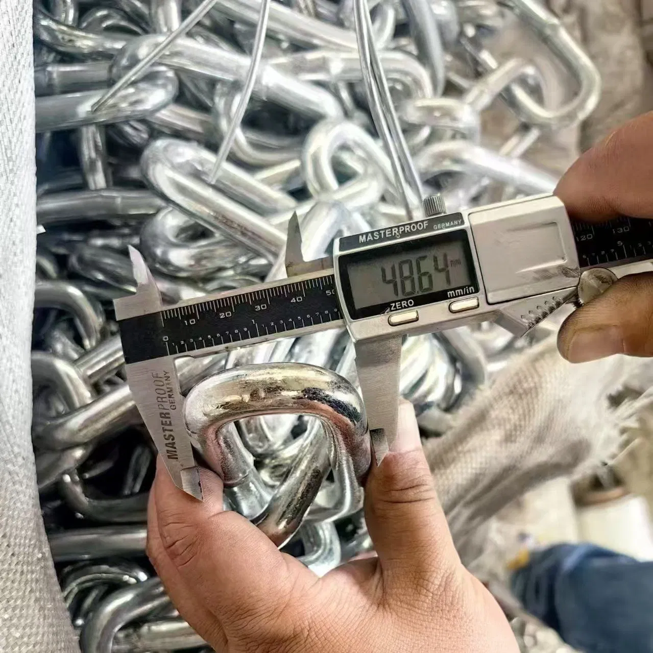 سلسلة حلقات متوسطة ملحومة من الفولاذ المقاوم للصدأ المجلفن G30 DIN764 4mm