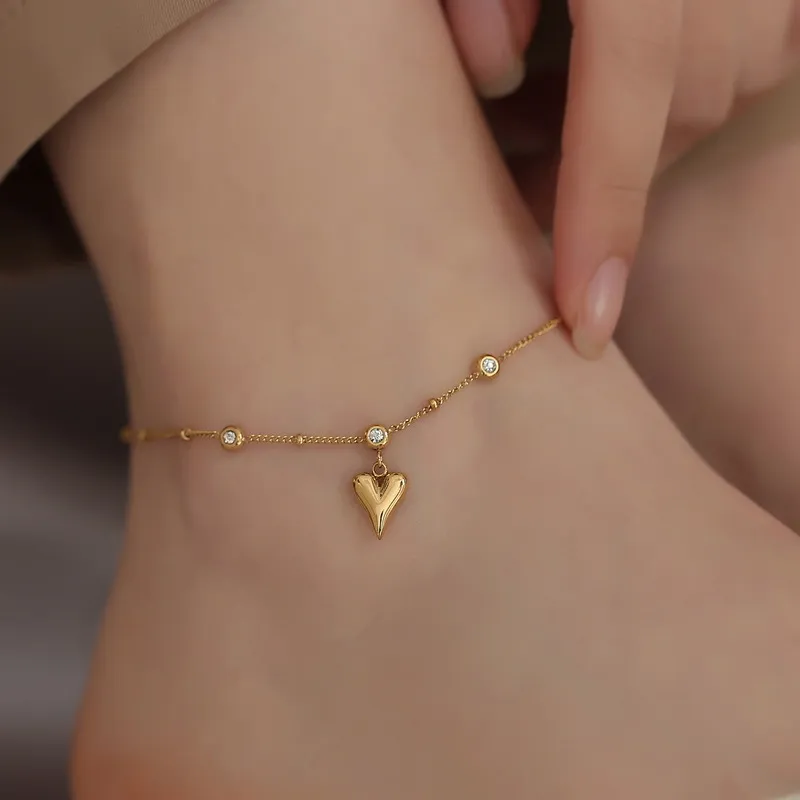سلسلة كاحل على شكل قلب مزينة بحبات زيركونيا مكعبة مطلية بالذهب من الفولاذ المقاوم للصدأ المقاوم للماء بالجملة 18K للنساء