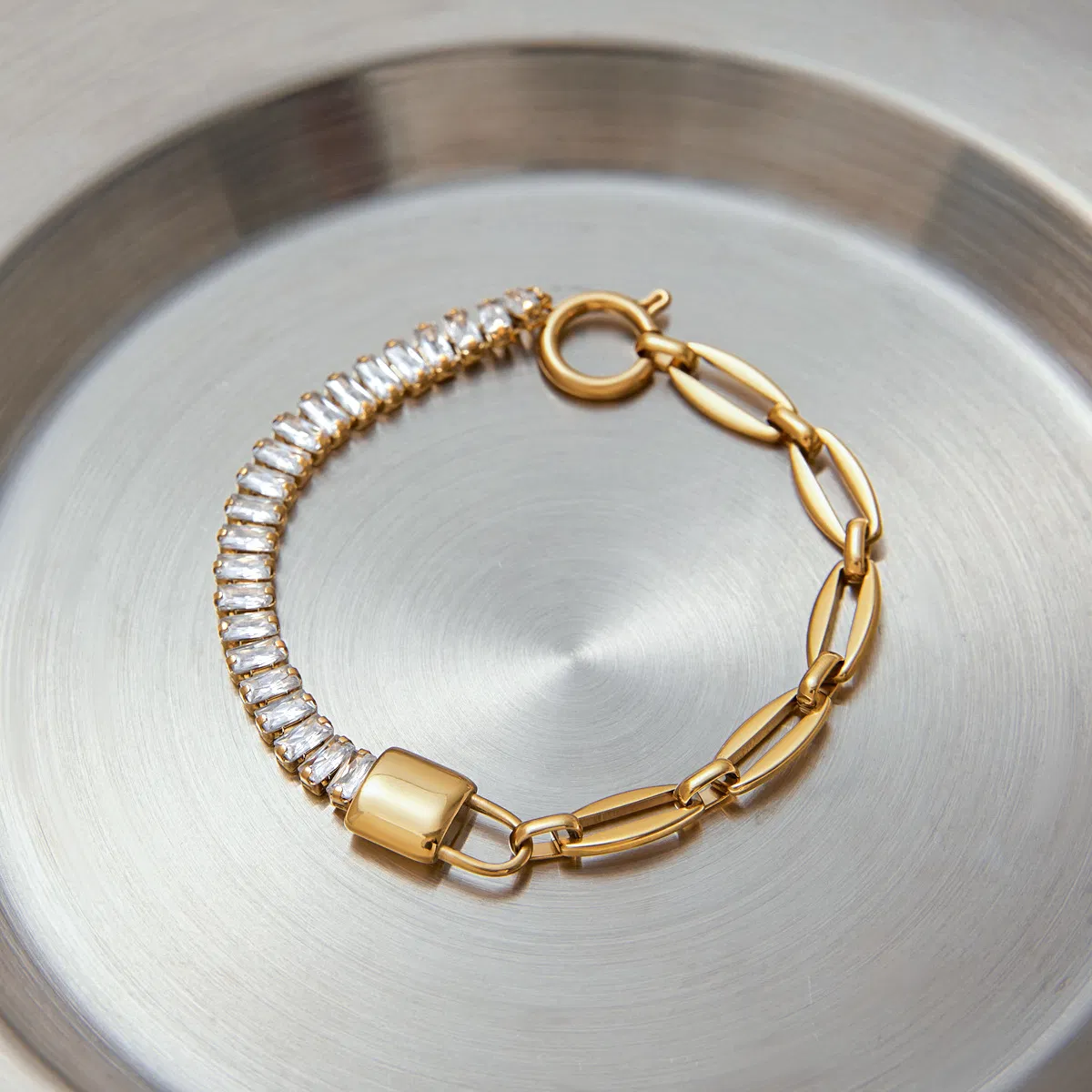 18K سوار تنس من الفولاذ المقاوم للصدأ مطلي بالذهب ومقاوم للماء، تصميم هندسي عصري مع أساور زيركون