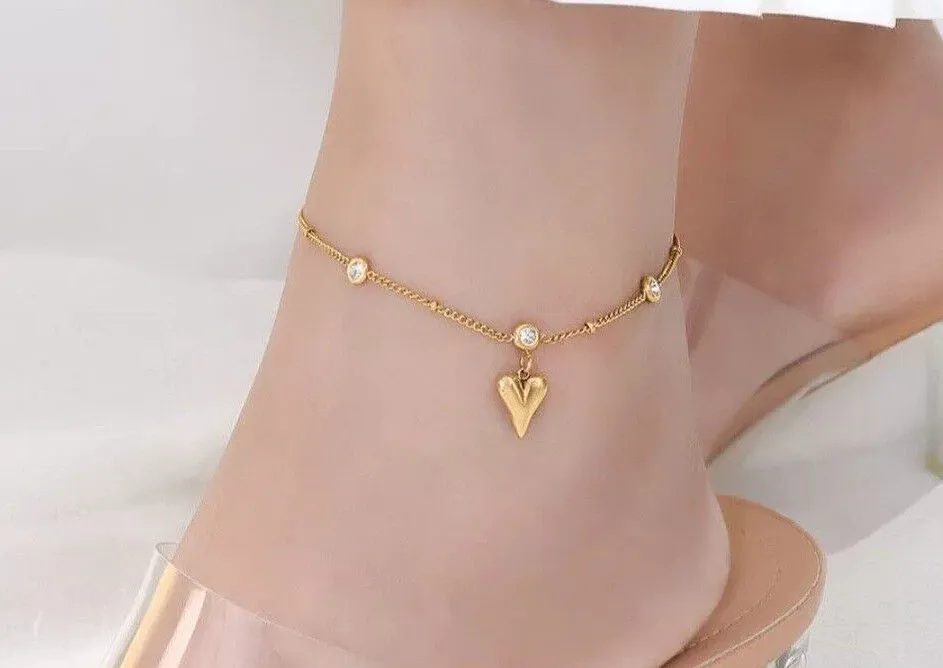 سلسلة كاحل على شكل قلب مزينة بحبات زيركونيا مكعبة مطلية بالذهب من الفولاذ المقاوم للصدأ المقاوم للماء بالجملة 18K للنساء
