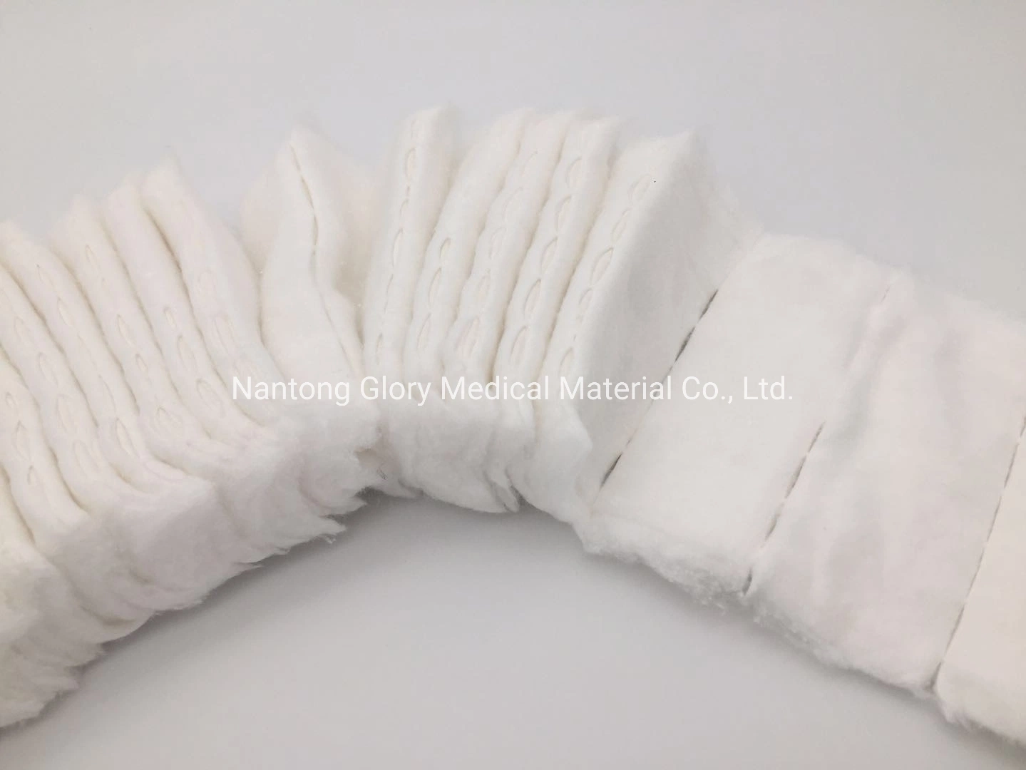 Premium 100% Cotton Zigzag Folded Medical Cloth for Healthcare