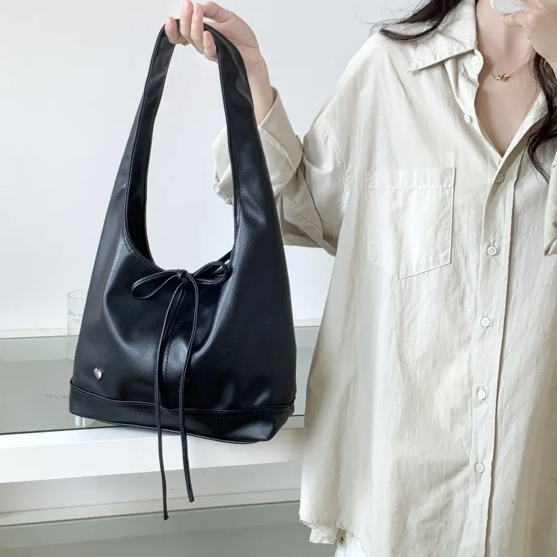Bolsa Hobo Preta Elegante com Acento de Laço para Moda do Dia a Dia, Fechamento por Cordão, Bolsa Hobo Preta com Laço e Acento de Coração