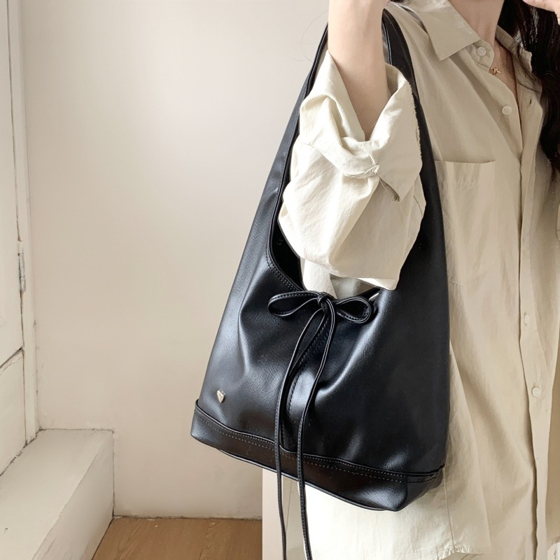 Bolsa Hobo Preta Elegante com Acento de Laço para Moda do Dia a Dia, Fechamento por Cordão, Bolsa Hobo Preta com Laço e Acento de Coração