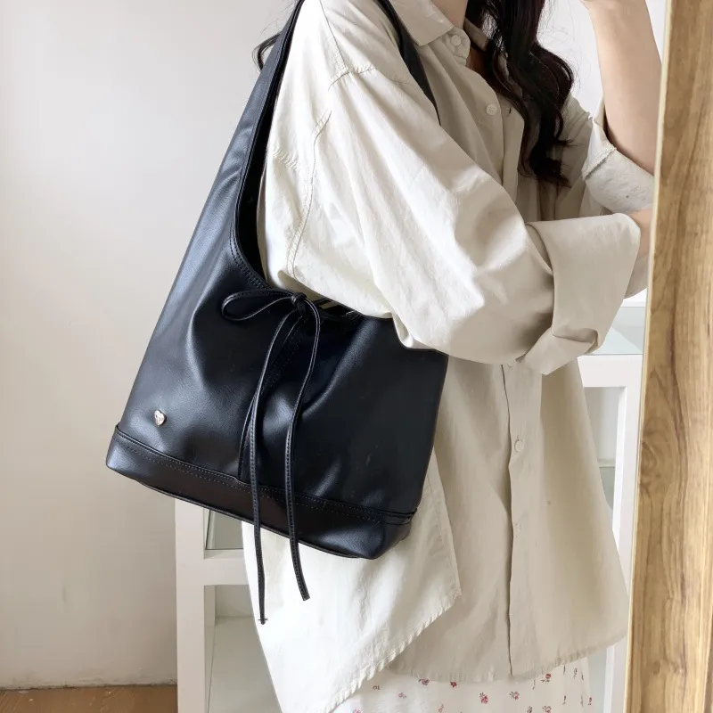 Bolsa Hobo Preta Elegante com Acento de Laço para Moda do Dia a Dia, Fechamento por Cordão, Bolsa Hobo Preta com Laço e Acento de Coração