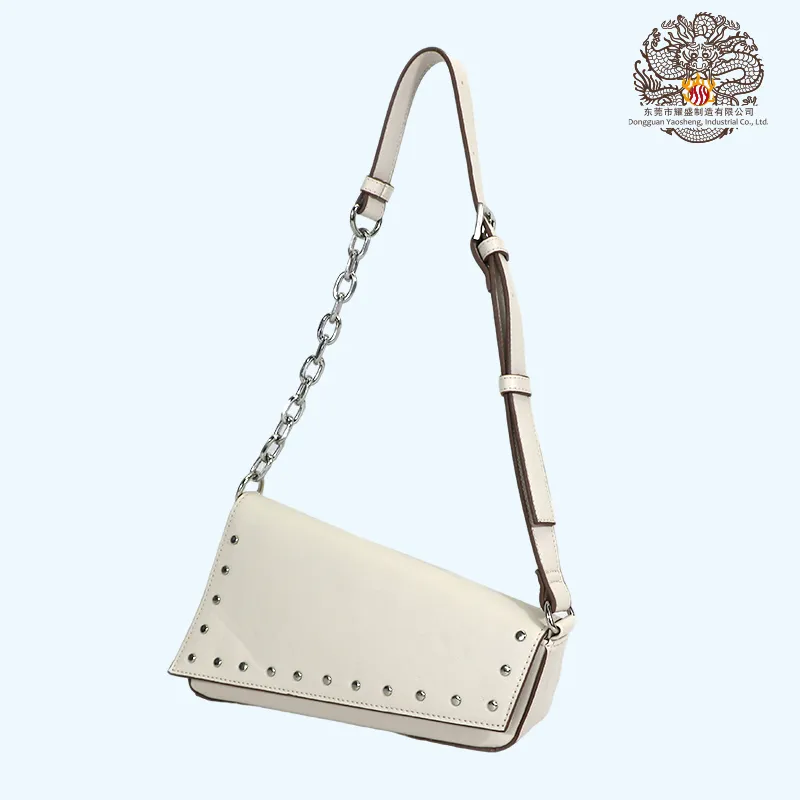 Bolsa elegante com rebites na aba e alça única para o ombro