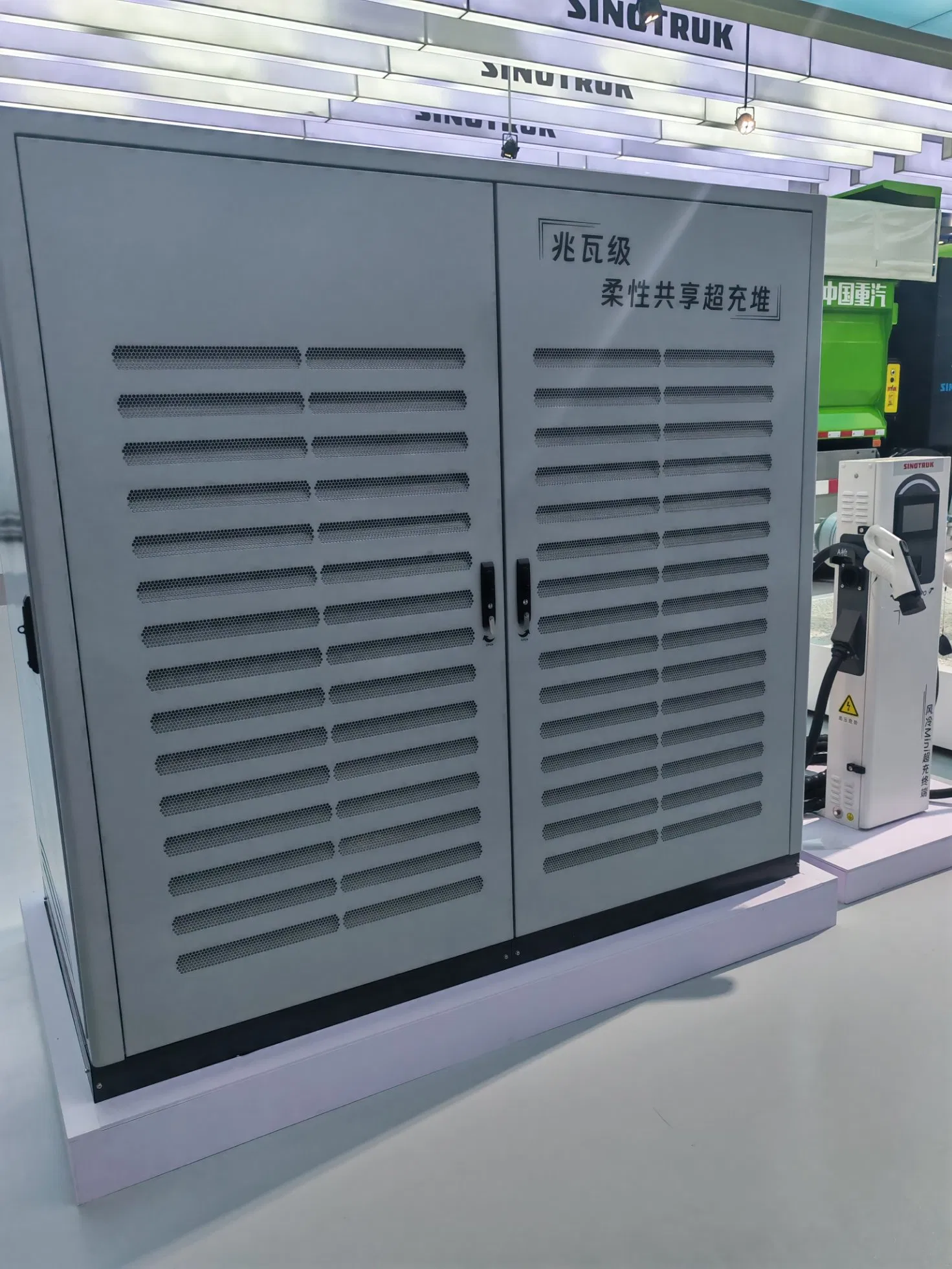 120kw Pilha de Carregador EV de Ar Refrigerado por Um Único Disparo para Dispositivo de Carregamento Lento de Baixa Potência para Caminhão Pesado Elétrico Interno de Fábrica à Noite