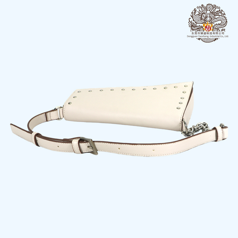 Bolsa elegante com rebites na aba e alça única para o ombro