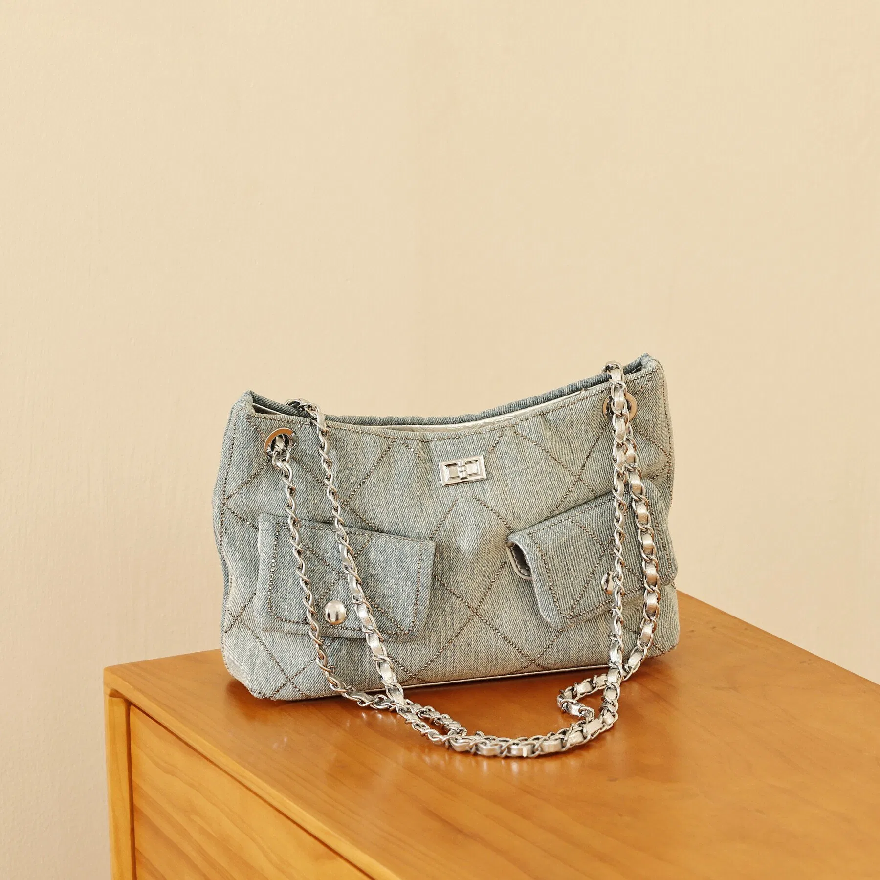 (WX0139) Bolsa Hobo de Lona Quilted em Denim Avançado, Estilosa e Chamativa