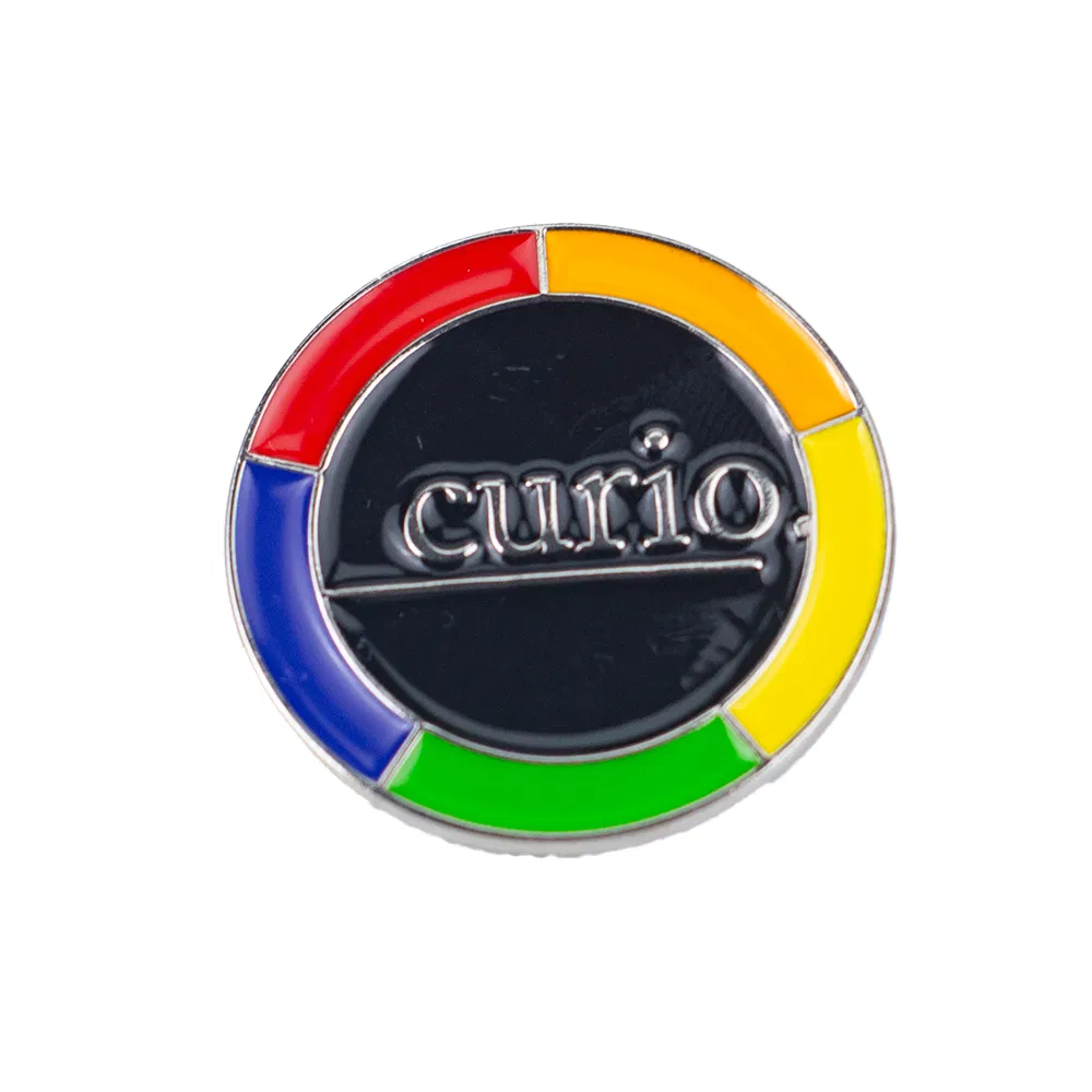 Pin de esmalte que brilha no escuro com pó luminoso para visibilidade noturna e eventos temáticos criativos
