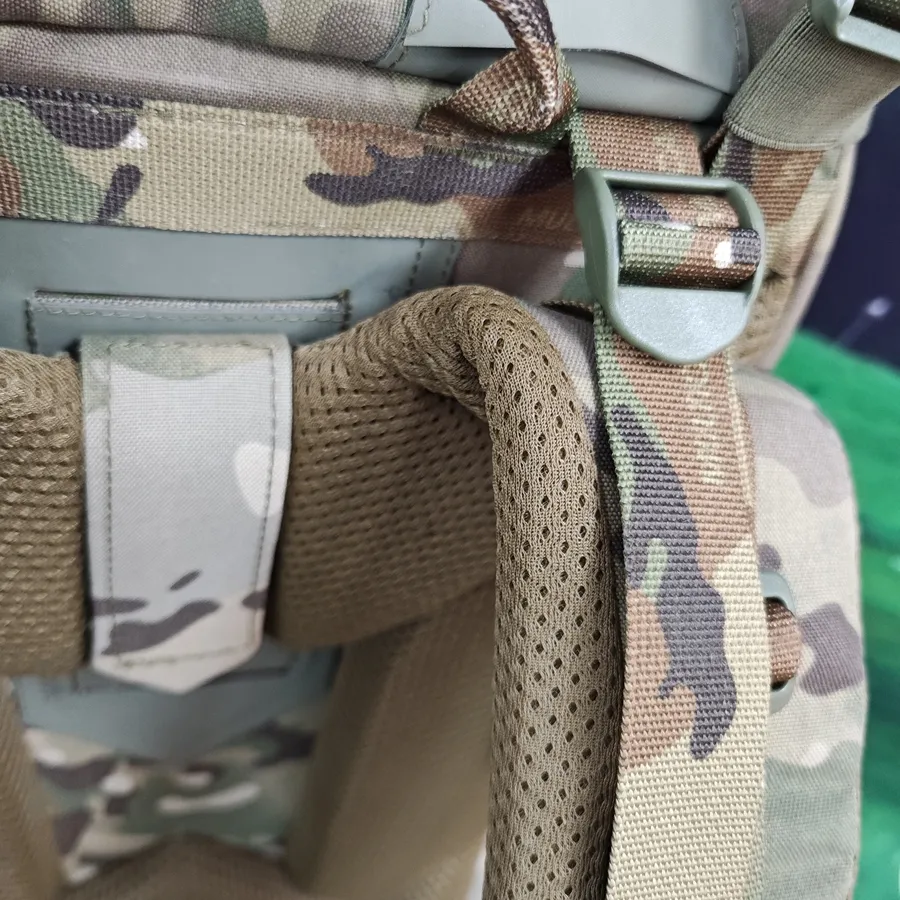 Vista Detalhada da Mochila Tática