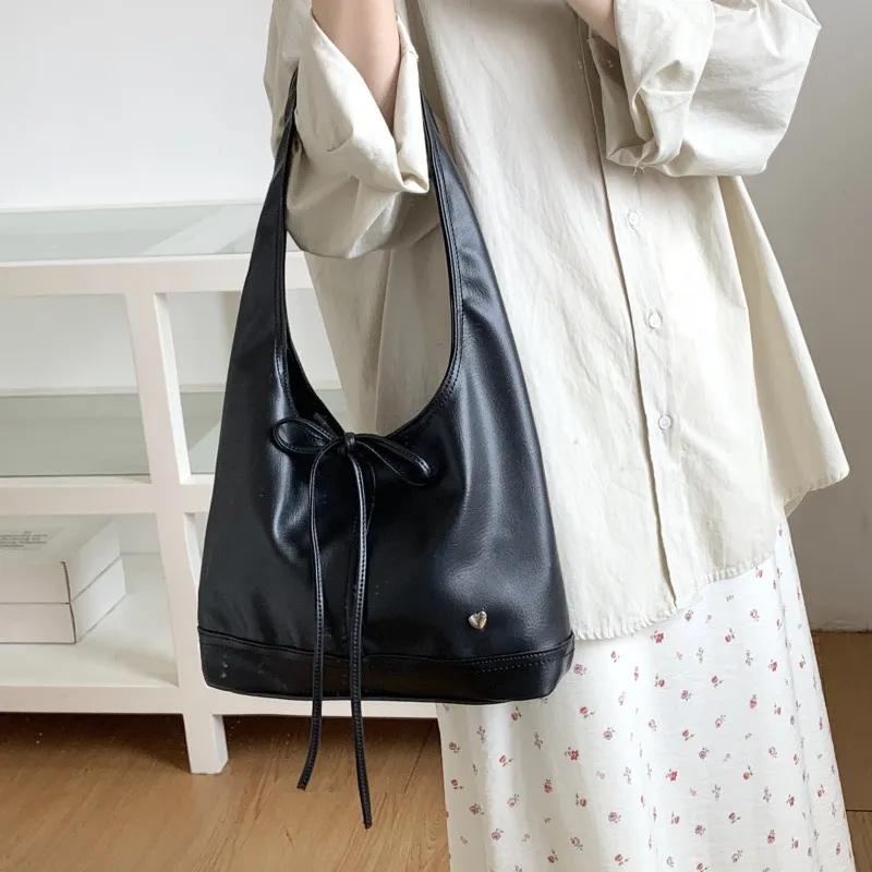 Bolsa Hobo Preta Elegante com Acento de Laço para Moda do Dia a Dia, Fechamento por Cordão, Bolsa Hobo Preta com Laço e Acento de Coração