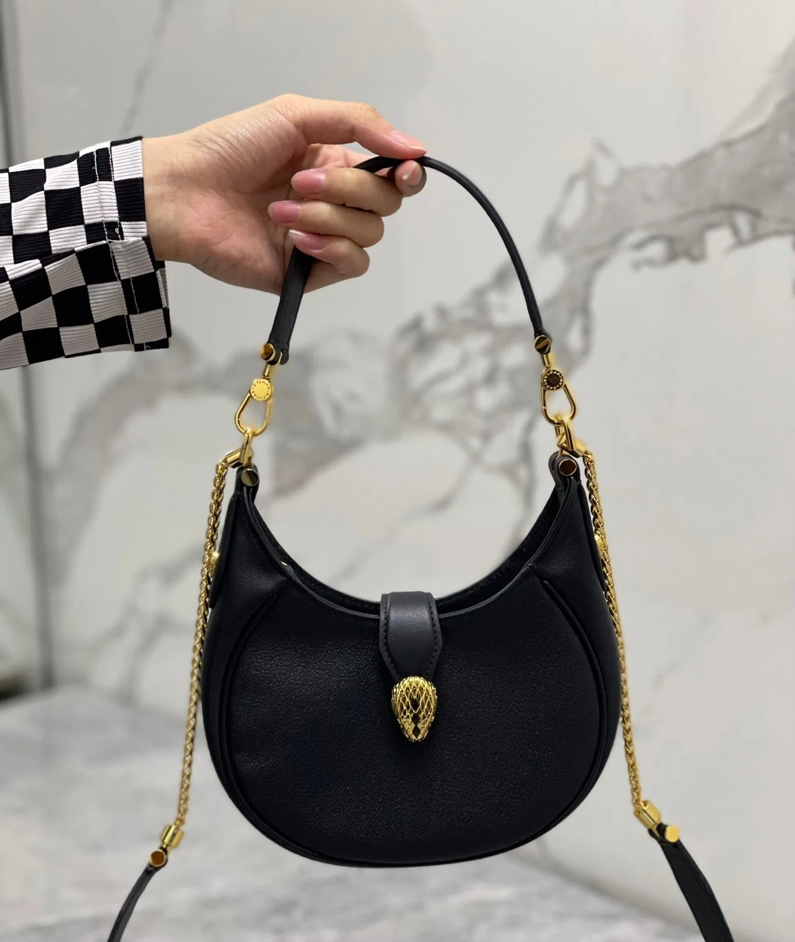 Bolsa Hobo em Couro em Forma de Crescente - Fecho Metálico Detalhado e Alça Mista de Couro com Corrente