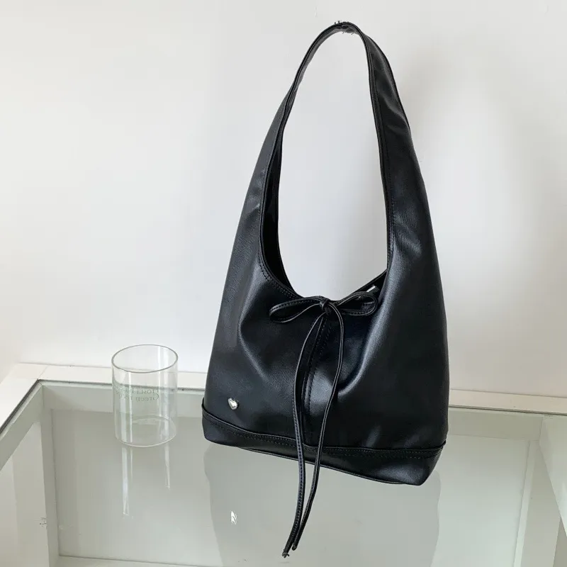 Bolsa Hobo Preta Elegante com Acento de Laço para Moda do Dia a Dia, Fechamento por Cordão, Bolsa Hobo Preta com Laço e Acento de Coração