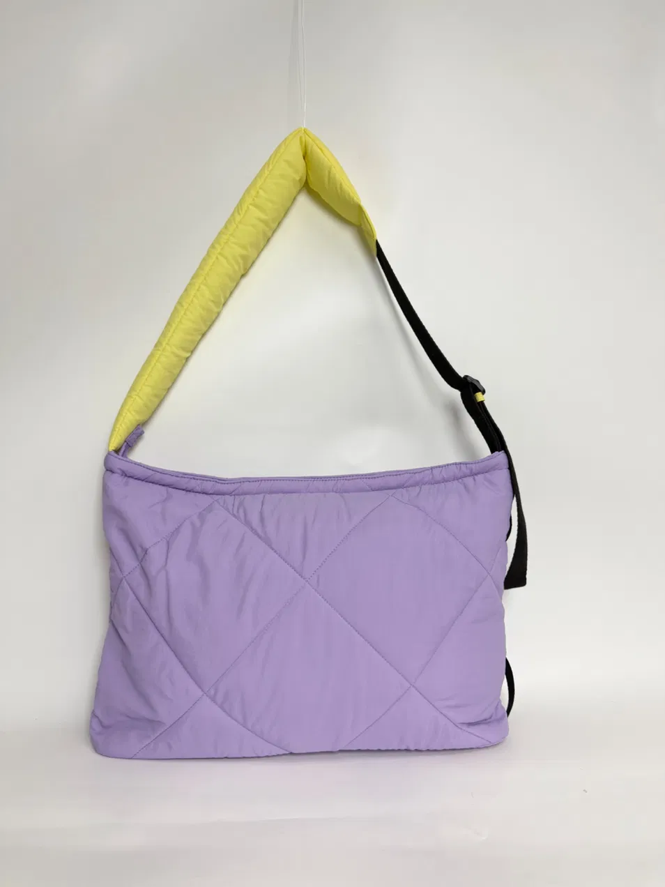 Bolsa de Ombro Tote de Designer Feminina em Nylon com Puffe Quilted em Dois Tons e Padrão de Costura em Diamante