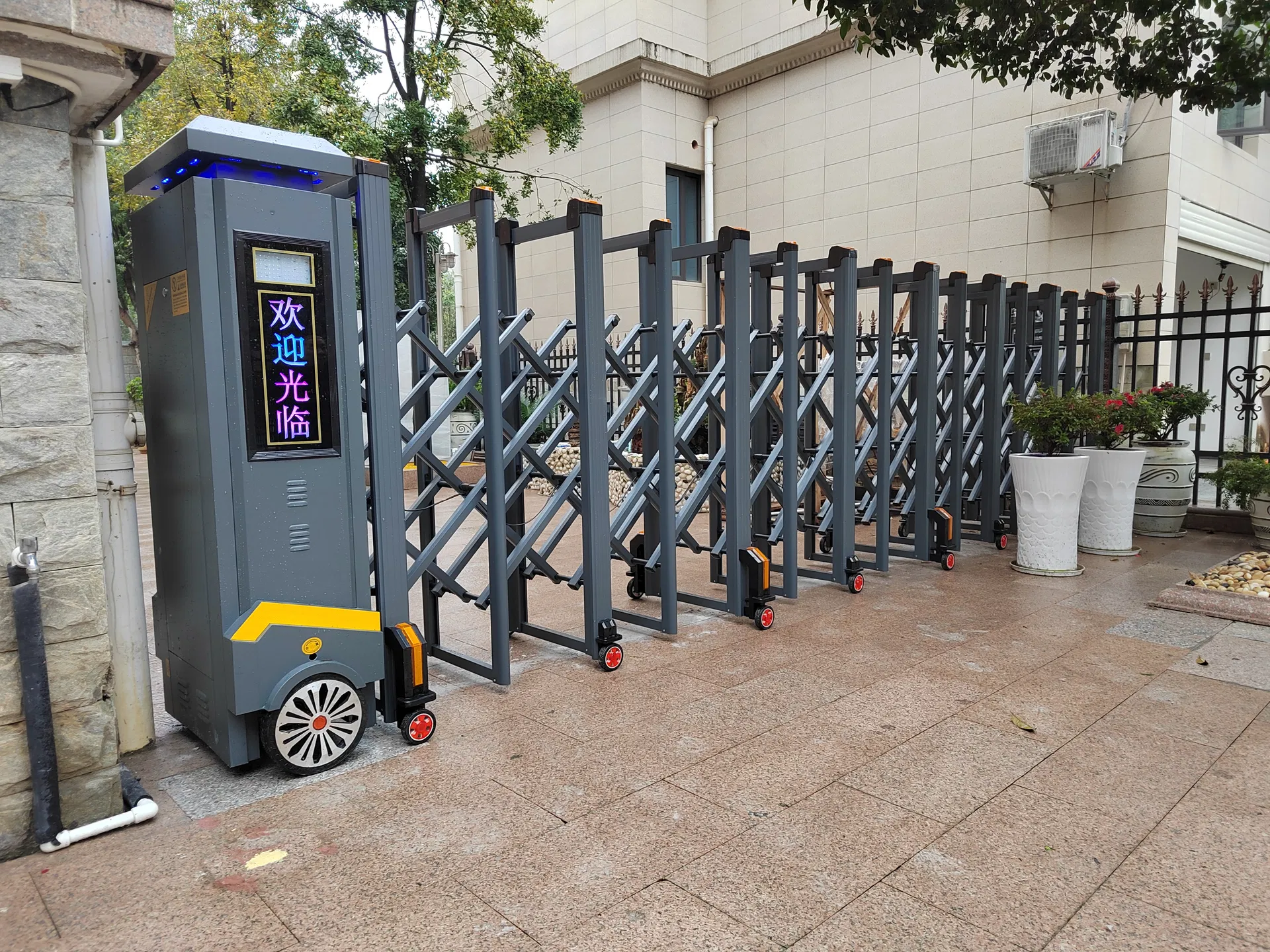 Portão de Entrada Industrial Retrátil Automático de Alumínio com Deslizamento Elétrico e Reflexão Noturna
