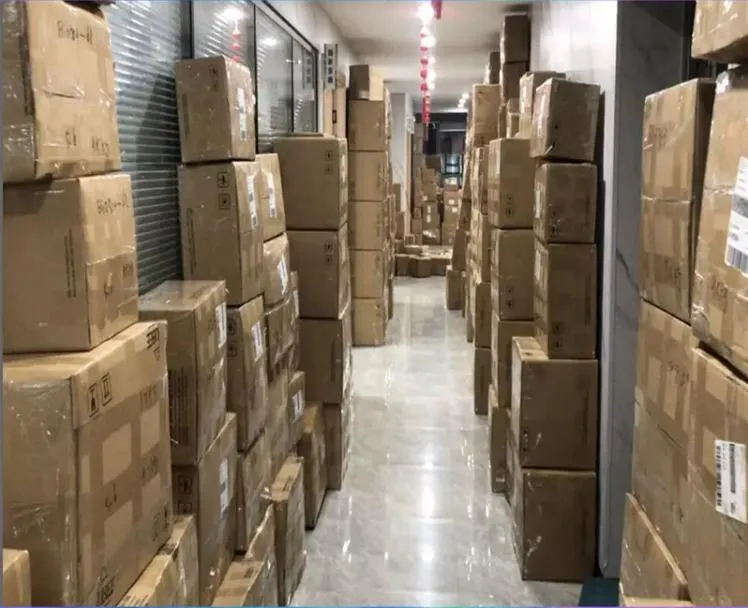 Bolsa Hobo em Couro em Forma de Crescente - Fecho Metálico Detalhado e Alça Mista de Couro com Corrente